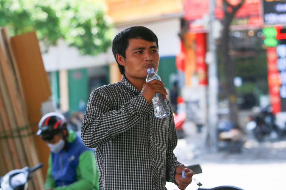 Người dân Hà Nội chật vật dưới nắng nóng như đổ lửa giữa trưa hè - 11 Người dân Hà Nội chật vật dưới nắng nóng như đổ lửa giữa trưa hè - 11