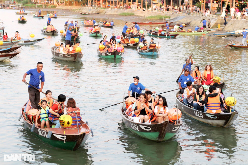 Hội An sẽ phát hành vé ghe bơi sông Hoài để khỏi loạn giá - 6 Hội An sẽ phát hành vé ghe bơi sông Hoài để khỏi loạn giá - 6