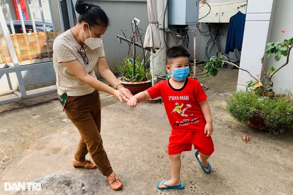 Bé 5 tuổi không nhà, mất mẹ vì Covid-19 được hỗ trợ hơn 135 triệu đồng - 3 Bé 5 tuổi không nhà, mất mẹ vì Covid-19 được hỗ trợ hơn 135 triệu đồng - 3