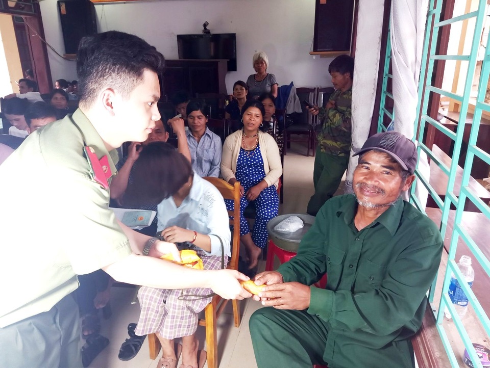 Cấp thẻ căn cước công dân: Công an bế trẻ em, đưa đón người già - 2 Cấp thẻ căn cước công dân: Công an bế trẻ em, đưa đón người già - 2