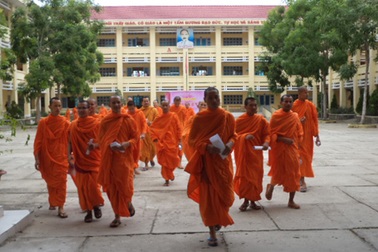 Chùm ảnh: Áo cà sa rực trường thi