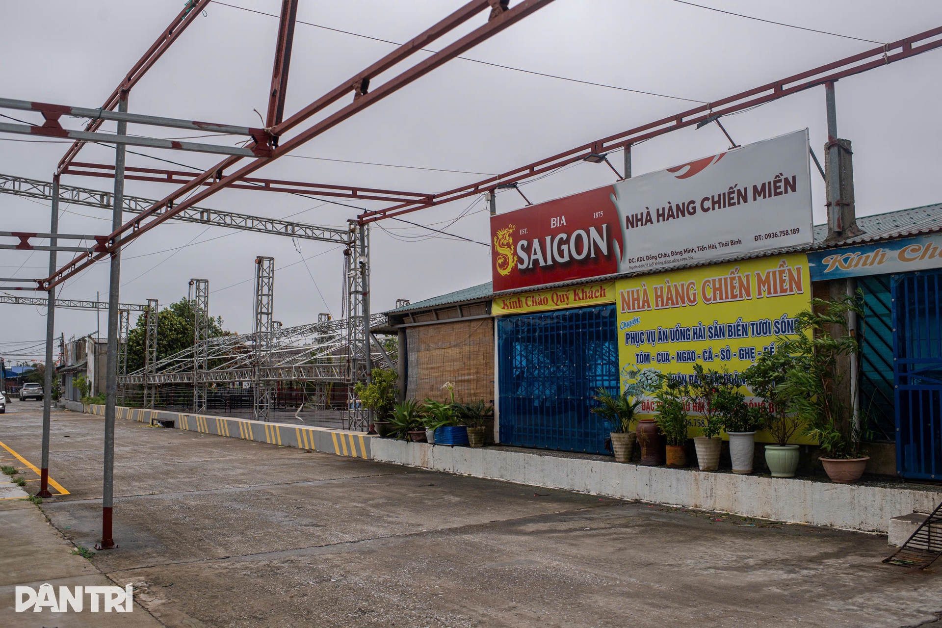 Tàu lật, cây đổ, nhà tốc mái do ảnh hưởng bão Wipha - 12 Tàu lật, cây đổ, nhà tốc mái do ảnh hưởng bão Wipha - 12