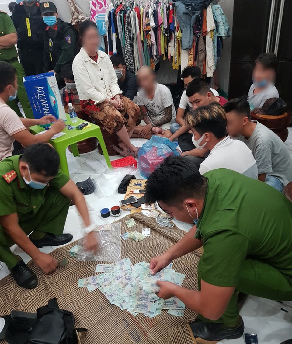 Tạm giữ hình sự 19 con bạc, thu giữ gần 500 triệu đồng - 1 Tạm giữ hình sự 19 con bạc, thu giữ gần 500 triệu đồng - 1