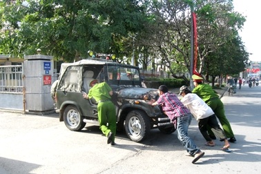 Xe Jeep bốc cháy giữa trung tâm TP Huế