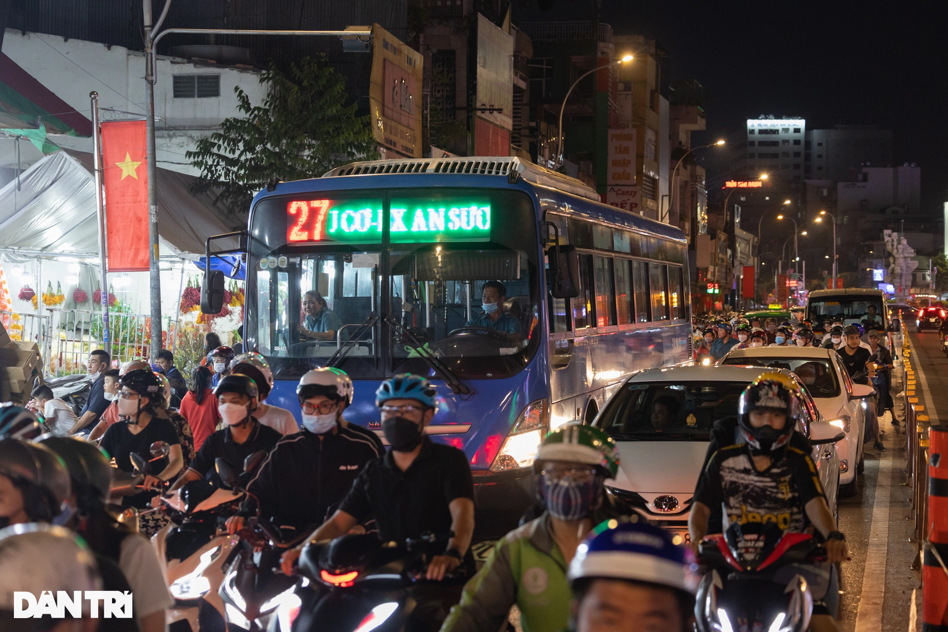 Ngộp thở ở chợ hoa lớn nhất TPHCM ngày giáp Tết - 12 Ngộp thở ở chợ hoa lớn nhất TPHCM ngày giáp Tết - 12