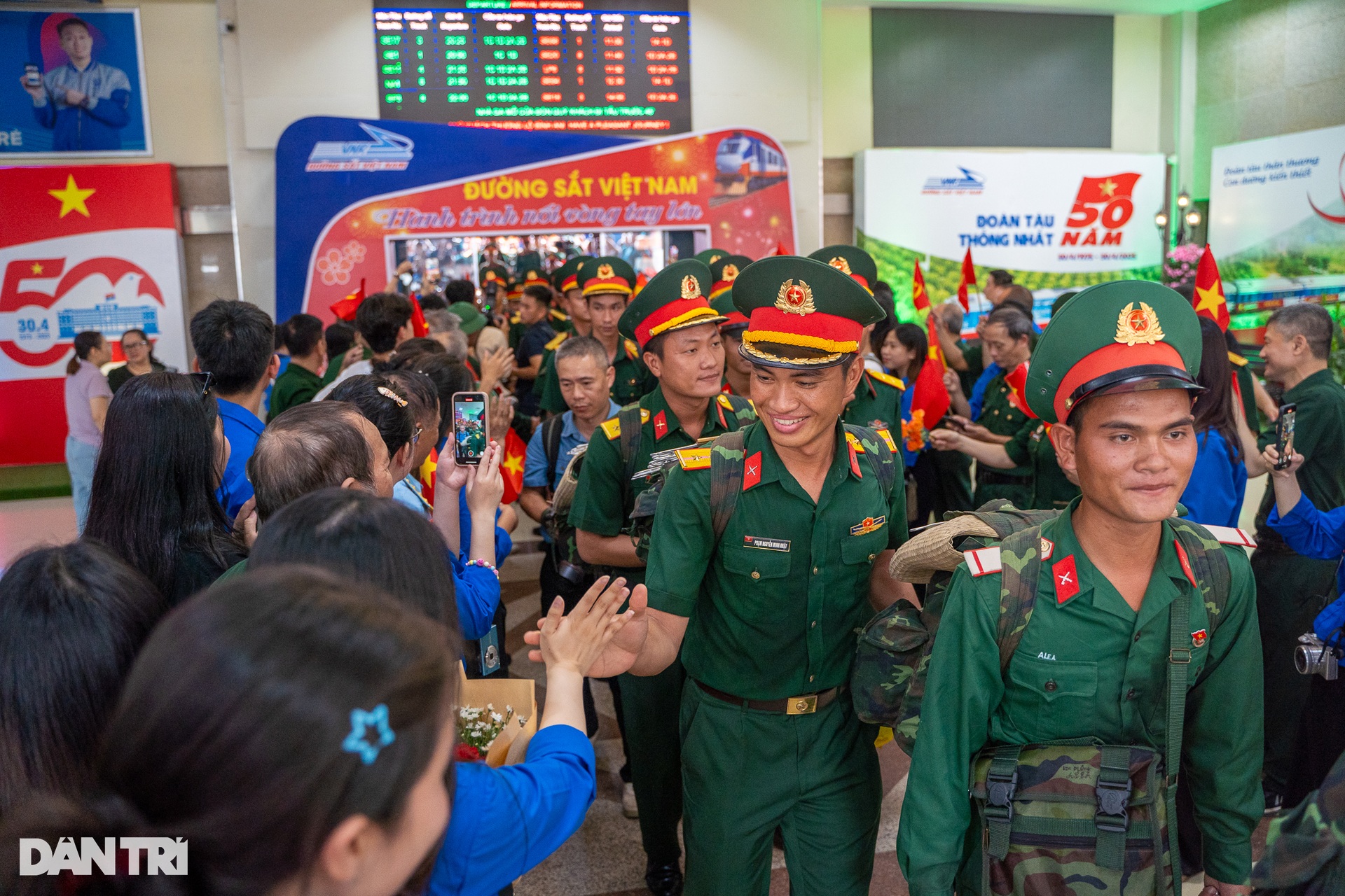 Các khối diễu binh miền Nam rạng rỡ khi tàu tới Ga Hà Nội - 4 Các khối diễu binh miền Nam rạng rỡ khi tàu tới Ga Hà Nội - 4