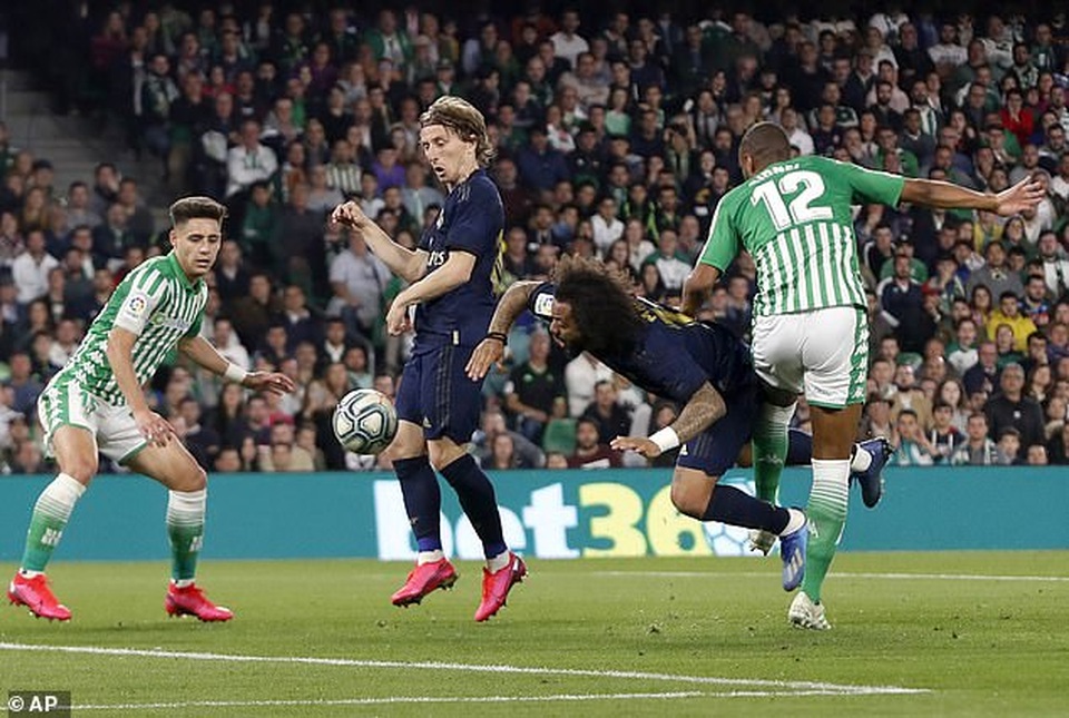 Thua sốc Betis, Real Madrid mất ngôi đầu bảng vào tay Barcelona - 8 Thua sốc Betis, Real Madrid mất ngôi đầu bảng vào tay Barcelona - 8
