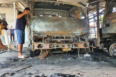 Hai ô tô bị thiêu rụi trong căn nhà vắng chủ ở Long An