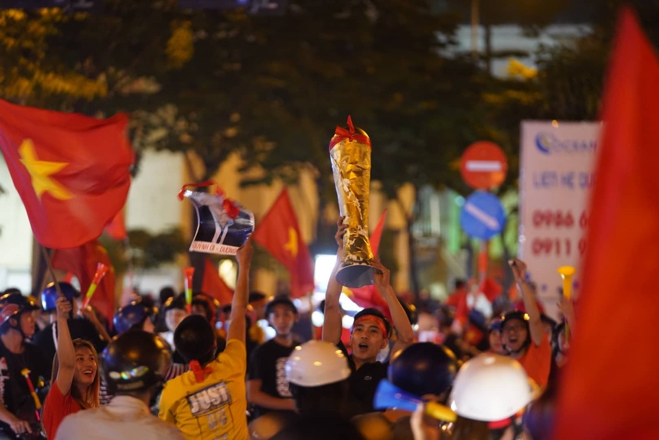 Hàng vạn người hâm mộ xuống đường mừng U22 Việt Nam vô địch SEA Games - 6 Hàng vạn người hâm mộ xuống đường mừng U22 Việt Nam vô địch SEA Games - 6