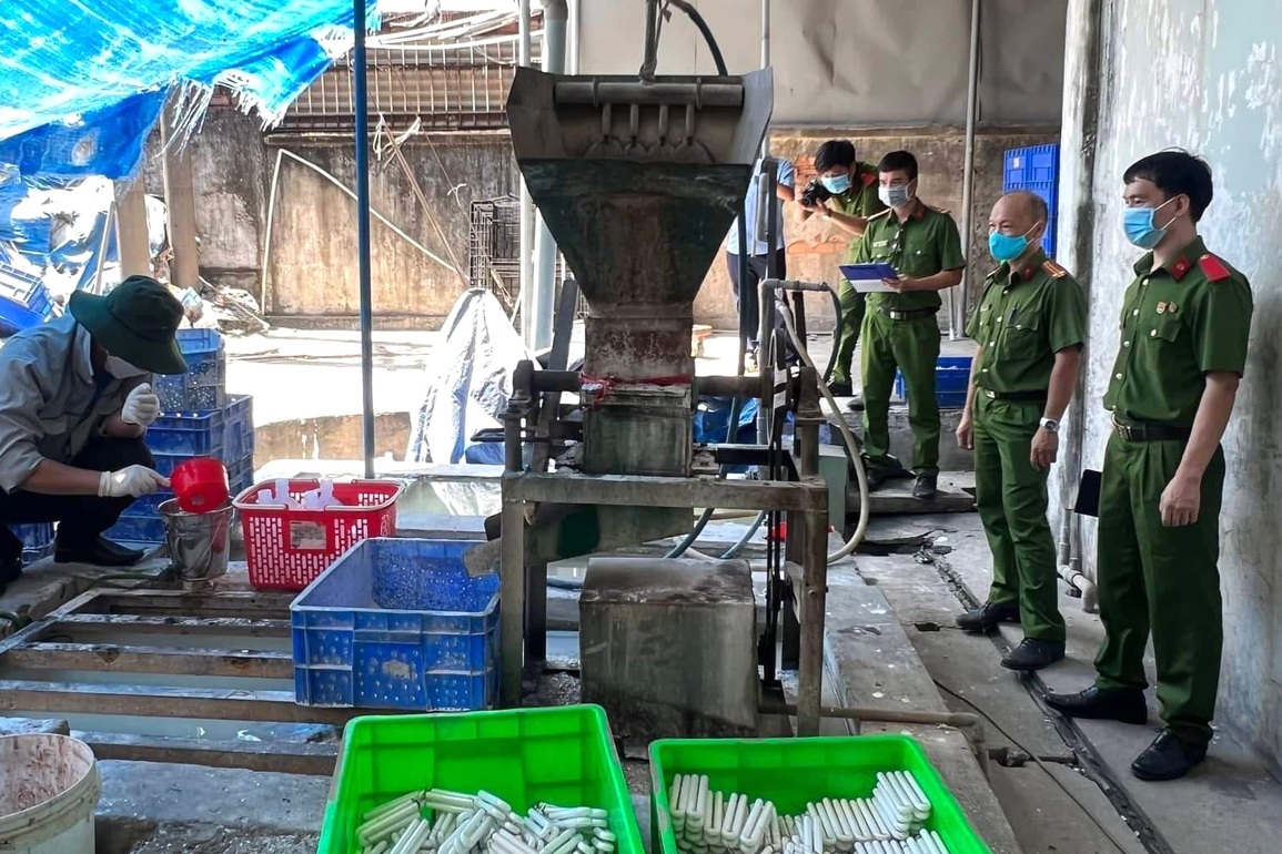 Hơn 42 tấn chất thải nguy hại chôn giấu trong xí nghiệp bóng đèn Điện Quang - 1 Hơn 42 tấn chất thải nguy hại chôn giấu trong xí nghiệp bóng đèn Điện Quang - 1