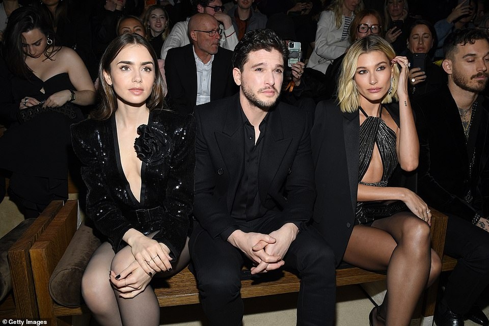 Kaia Gerber khoe ngực căng đầy trên sàn catwalk - 17 Kaia Gerber khoe ngực căng đầy trên sàn catwalk - 17