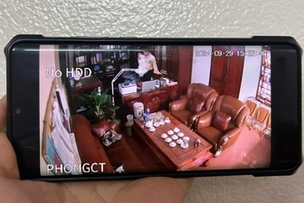 Người đàn ông "thân mật với nhiều phụ nữ" không phải là Hiệu trưởng