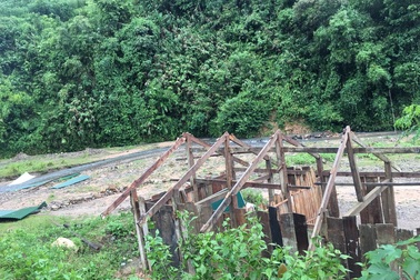 Học sinh và giáo viên khốn khó vì lốc xoáy cuốn bay mái phòng học, nhà ở