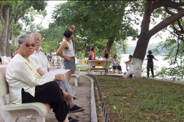 Người hưu trí Việt Nam dưới ống kính phóng viên nước ngoài