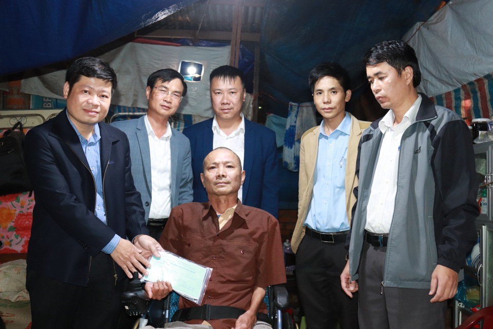 Phó Chủ tịch TP Buôn Ma Thuột tặng xe lăn hoàn cảnh nhân ái báo Dân trí - 1 Phó Chủ tịch TP Buôn Ma Thuột tặng xe lăn hoàn cảnh nhân ái báo Dân trí - 1