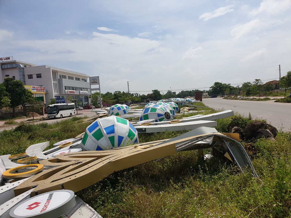 Loạt cột đèn trang trí hơn 10 tỷ đồng bị “hạ đo ván” sau trận giông lốc - 11 Loạt cột đèn trang trí hơn 10 tỷ đồng bị “hạ đo ván” sau trận giông lốc - 11
