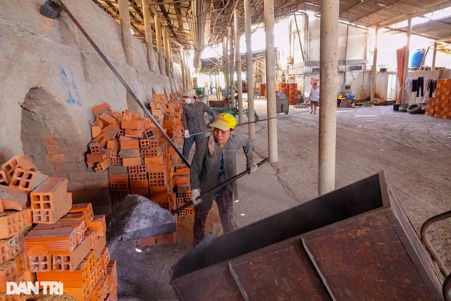 View - Làng nghề gạch gốm nức tiếng miền Tây, loay hoay tìm cách bảo tồn | Báo Dân trí