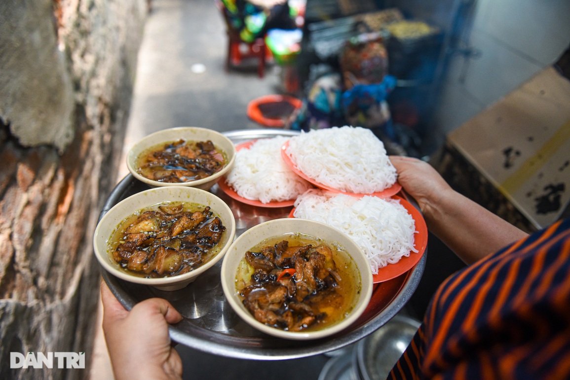 Quán bún chả 23 năm nằm nép trong ngõ chật, ngày bán 500 suất tại Hà Nội - 10 Quán bún chả 23 năm nằm nép trong ngõ chật, ngày bán 500 suất tại Hà Nội - 10