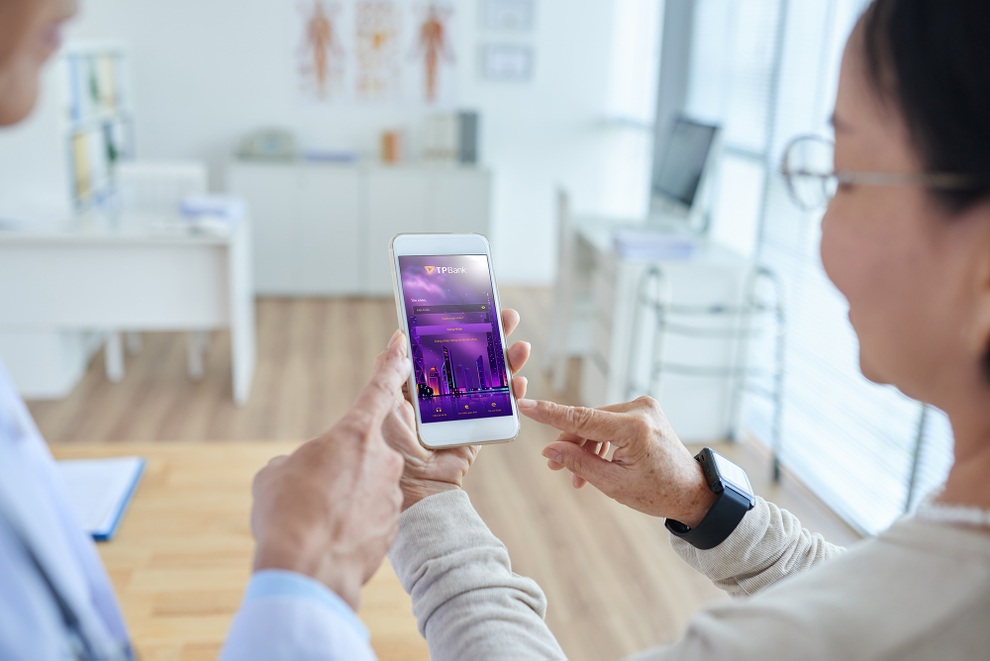 Người cao tuổi cũng học tiêu dùng qua app ngân hàng - 1 Người cao tuổi cũng học tiêu dùng qua app ngân hàng - 1