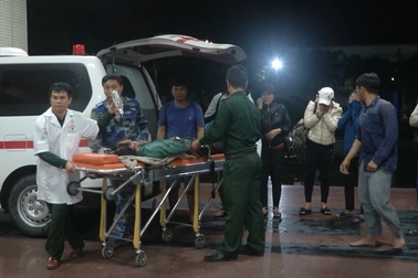 Cảnh sát biển đưa ngư dân bị thương nặng vào bờ cấp cứu