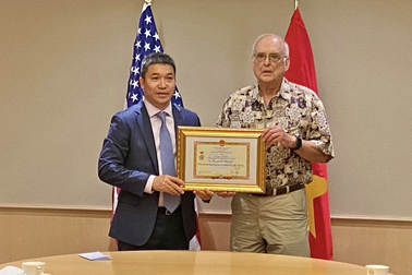 Trao Kỷ niệm chương "Vì Hòa bình, Hữu nghị giữa các dân tộc" cho 3 người bạn Mỹ