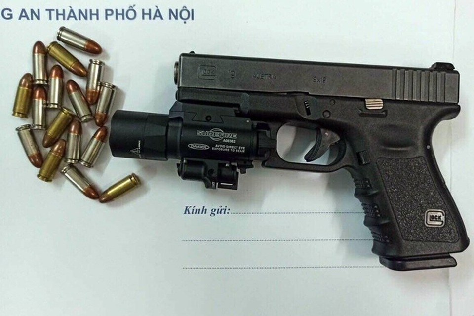 Hà Nội: 2 thanh niên giấu súng, đạn trong xế hộp hạng sang - 2 Hà Nội: 2 thanh niên giấu súng, đạn trong xế hộp hạng sang - 2