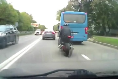 Phóng nhanh trên đường đông, biker chạy phân khối lớn lĩnh bài học nhớ đời