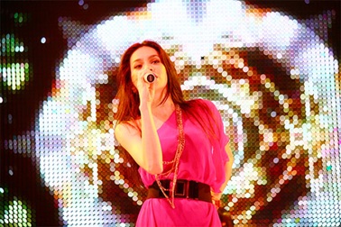 Hồ Ngọc Hà “hồng rực” trên sân khấu