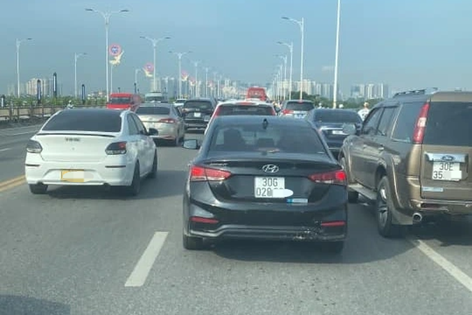 Hà Nội: Xe máy bốc cháy ngùn ngụt trên cầu Vĩnh Tuy - 2 Hà Nội: Xe máy bốc cháy ngùn ngụt trên cầu Vĩnh Tuy - 2