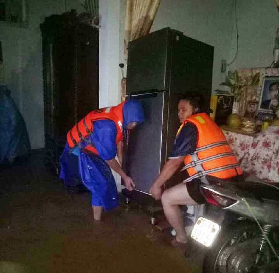 “Rốn” lũ Phong Điền nước dâng nhanh, ngập đến nửa nhà dân - 7 “Rốn” lũ Phong Điền nước dâng nhanh, ngập đến nửa nhà dân - 7
