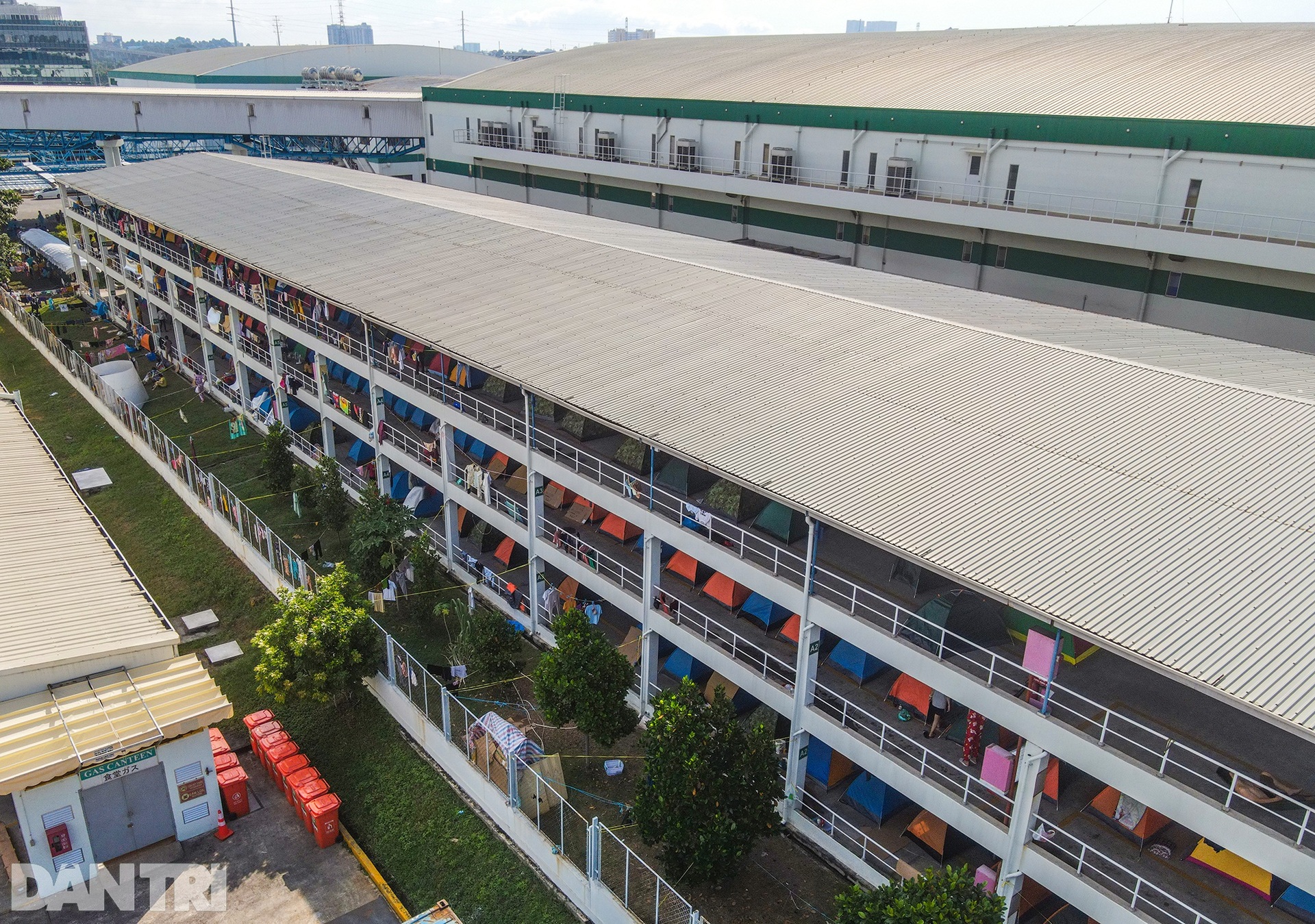 TPHCM: Dựng hàng trăm lều dã chiến ở nhà xe để công nhân cách ly Covid-19 - 5 TPHCM: Dựng hàng trăm lều dã chiến ở nhà xe để công nhân cách ly Covid-19 - 5