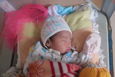 Thương bé 1 tháng tuổi bị bố mẹ bỏ rơi tại cổng chùa