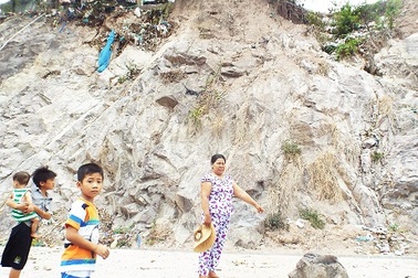 Nhan nhản "bẫy" với người già, trẻ nhỏ nơi “miệng núi tử thần”