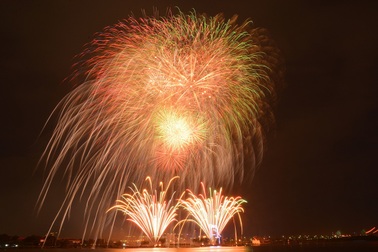 Pháo hoa lung linh trên bầu trời Sài Gòn