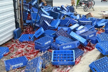 Xe chở nước ngọt lật nhào giữa đường, không ai “hôi của”