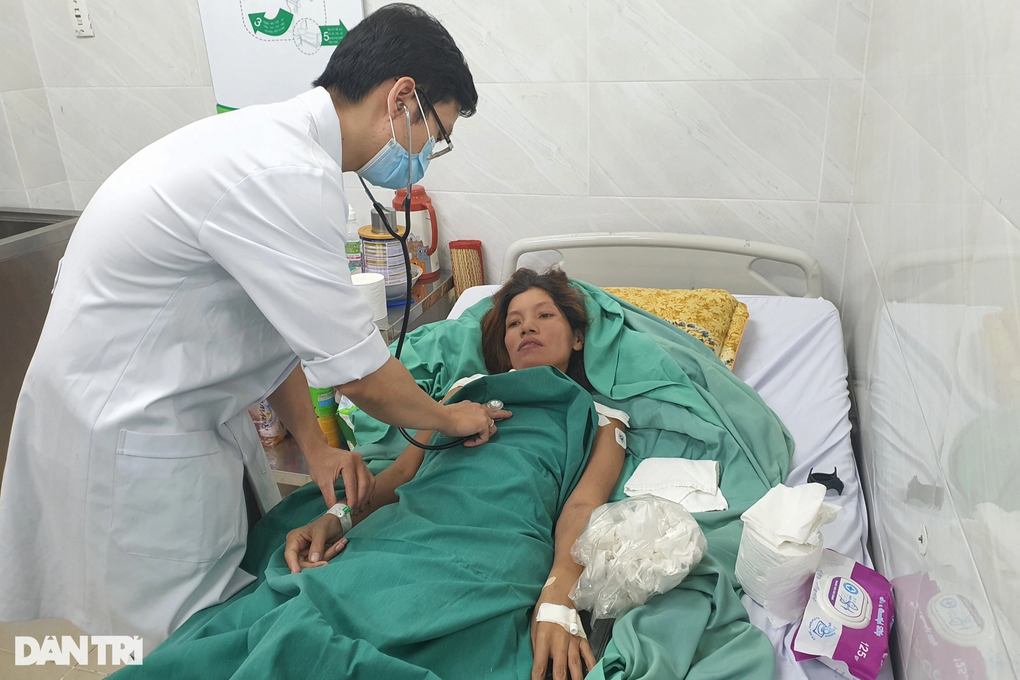 Mẹ phải rời viện do cạn tiền, người đàn ông lại bàng hoàng vì vợ nguy kịch - 2 Mẹ phải rời viện do cạn tiền, người đàn ông lại bàng hoàng vì vợ nguy kịch - 2