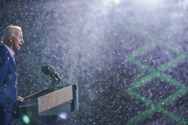 Ông Biden đội mưa vận động tranh cử