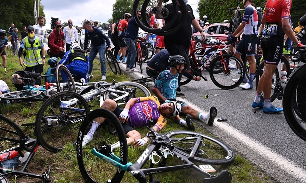 Bắt giữ nữ cổ động viên gây tai nạn liên hoàn ở giải Tour de France - 2 Bắt giữ nữ cổ động viên gây tai nạn liên hoàn ở giải Tour de France - 2