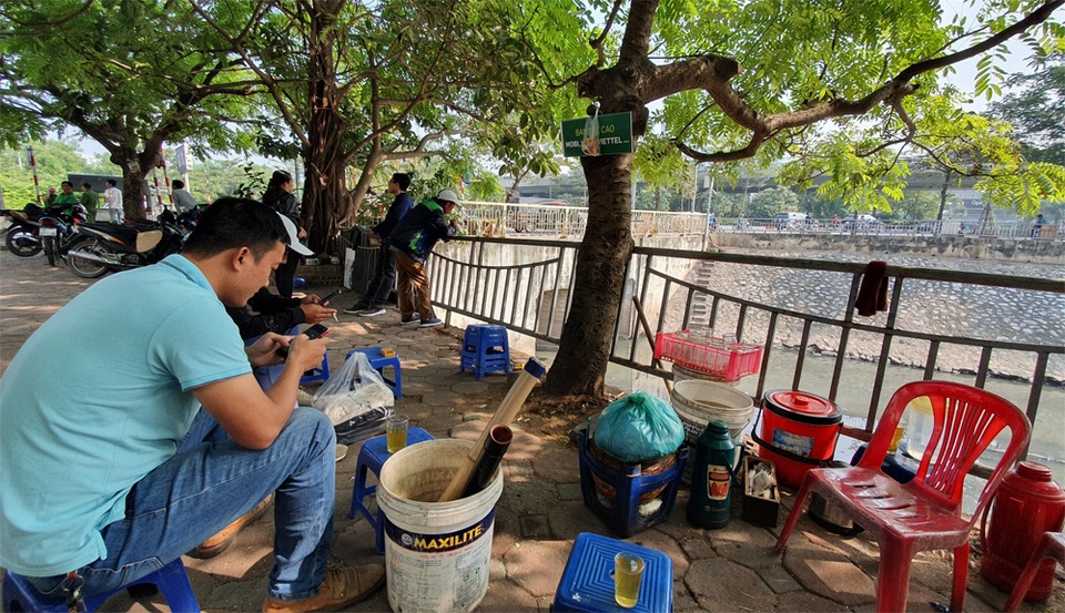 Hình ảnh những dòng sông bốc mùi ở Hà Nội mòn mỏi chờ “hồi sinh” - 9 Hình ảnh những dòng sông bốc mùi ở Hà Nội mòn mỏi chờ “hồi sinh” - 9