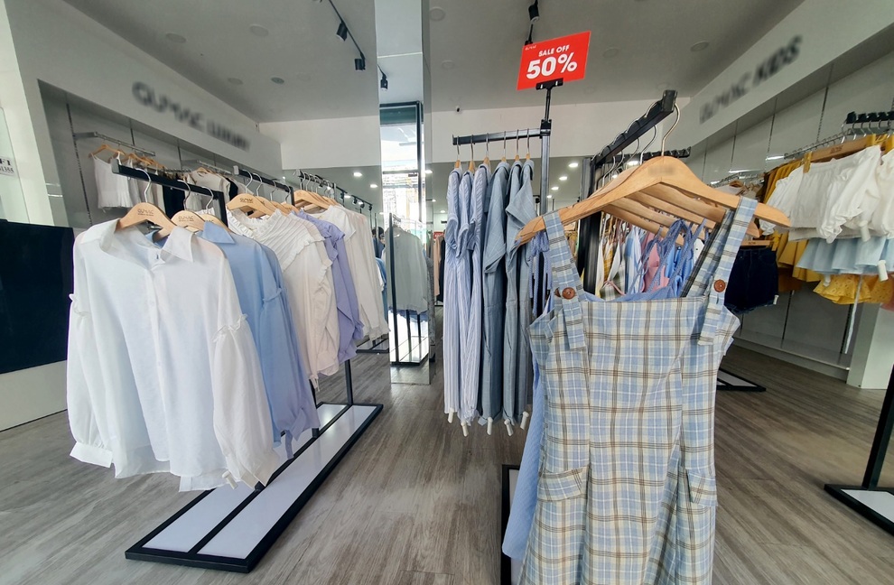 Cửa hàng thời trang ở Đà Nẵng sale sập sàn vẫn lèo tèo khách mua - 9 Cửa hàng thời trang ở Đà Nẵng sale sập sàn vẫn lèo tèo khách mua - 9