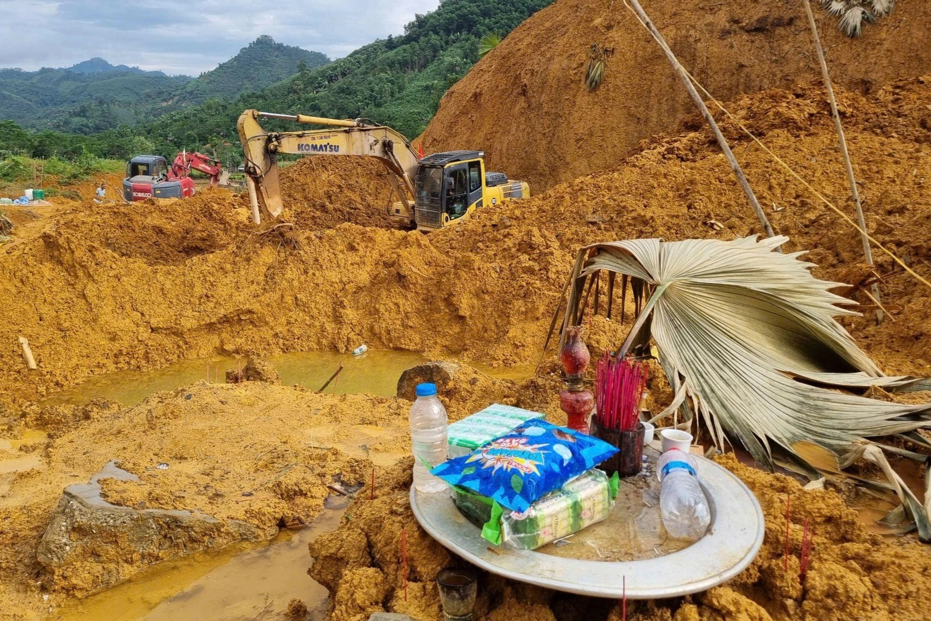 Chiếc bàn thờ được gia đình đặt ngay tại hiện trường để mong lực lượng cứu hộ sớm tìm thấy anh. Đến thời điểm hiện tại, ngày 20/9 đã sang ngày thứ 10 anh Dược vẫn mất tích (Ảnh: Trung Nam).