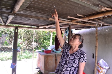 Chưa rõ nguồn gốc viên đạn bay xuyên mái nhà, trúng chân phụ nữ