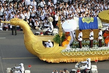 Hà Nội treo cờ rủ tưởng niệm cựu vương Campuchia