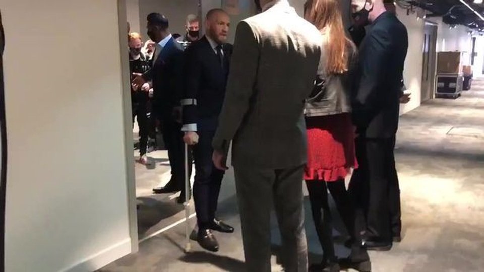 Gã điên McGregor khoe chân sưng vù sau khi bị hạ knock-out - 3 Gã điên McGregor khoe chân sưng vù sau khi bị hạ knock-out - 3