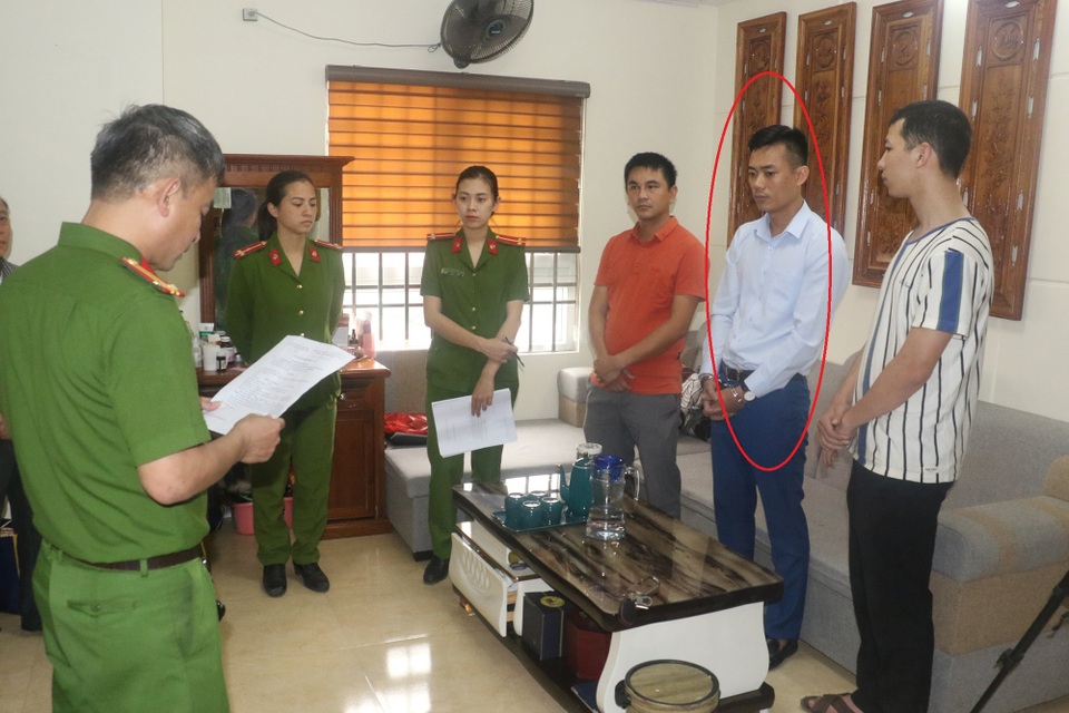 Cặp đôi lên kịch bản lừa người xin việc ở Nghệ An, thu gần 20 tỷ đồng - 2 Cặp đôi lên kịch bản lừa người xin việc ở Nghệ An, thu gần 20 tỷ đồng - 2