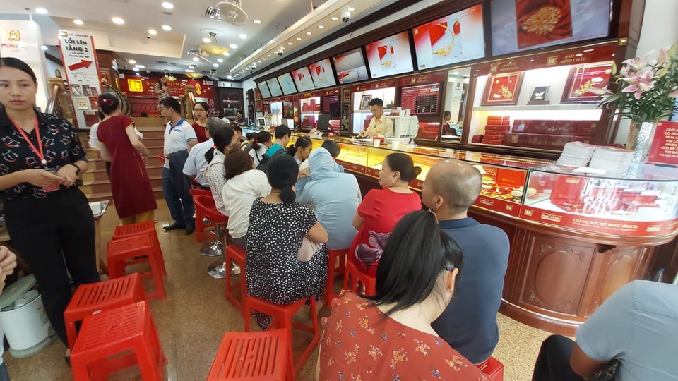 Giá vàng tăng dựng đứng: Xếp hàng chờ mua 15 phút mất gần chục triệu đồng - 3 Giá vàng tăng dựng đứng: Xếp hàng chờ mua 15 phút mất gần chục triệu đồng - 3