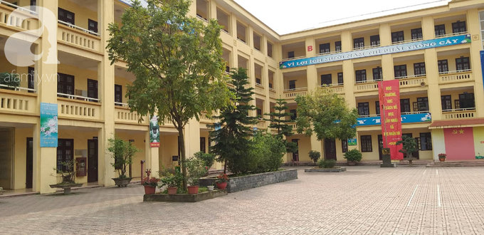 LIVE: Lãnh đạo trường Trần Phú trả lời vụ thầy giáo dạy Toán nghi dâm ô nhiều nam sinh ở Hà Nội - Ảnh 1. LIVE: Lãnh đạo trường Trần Phú trả lời vụ thầy giáo dạy Toán nghi dâm ô nhiều nam sinh ở Hà Nội - Ảnh 1.