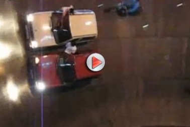 Sốc với kiểu trình diễn mô-tô “bay” liều mạng