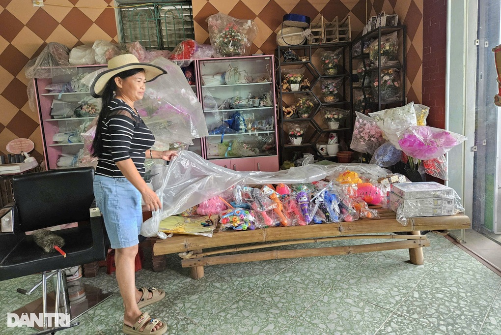 Ô tô chở đất đá gây bụi, dân bức xúc chặn đường cấm xe vào mỏ ở Ninh Bình - 2 Ô tô chở đất đá gây bụi, dân bức xúc chặn đường cấm xe vào mỏ ở Ninh Bình - 2