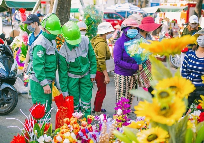 Công nhân vệ sinh bắt đầu tăng ca, tăng kíp ngoài công việc thường xuyên. Các chị lại bắt đầu những chuỗi ngày miếng cơm ăn vội, tất bật vừa phải làm vợ, làm mẹ, chăm lo nhà cửa và tranh thủ tạt chợ ngó nghiêng, sắm Tết chu toàn cho gia đình để yên tâm sẵn sàng hoàn thành mọi nhiệm vụ được giao.